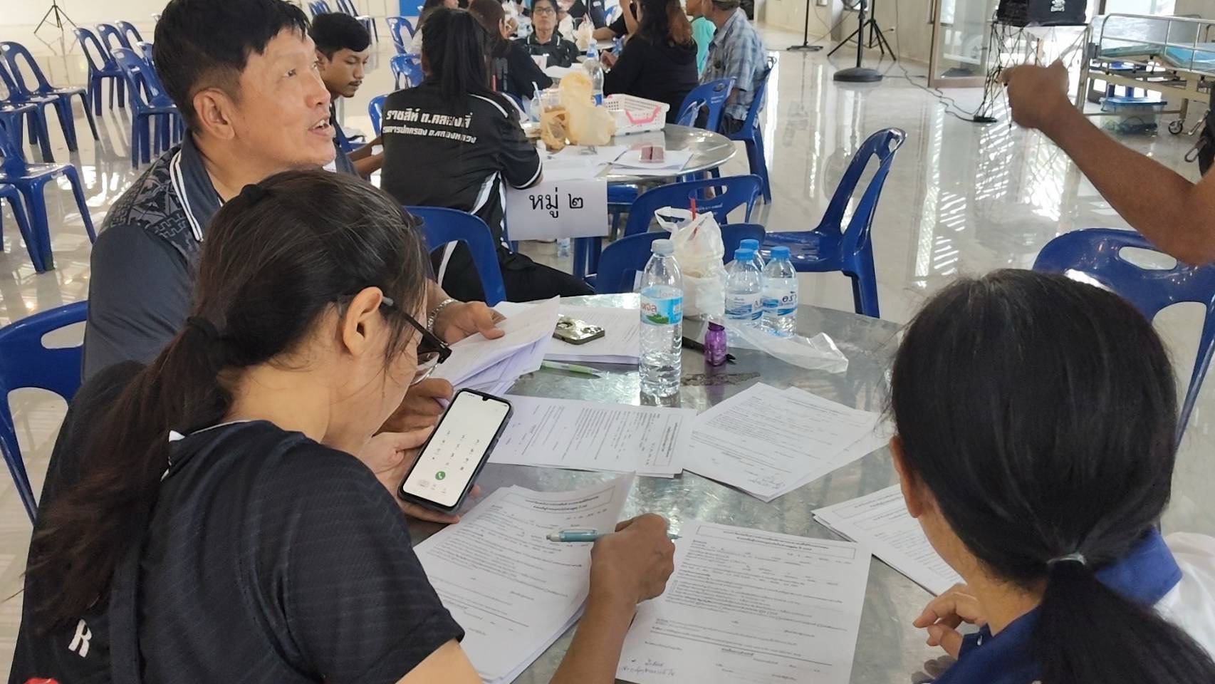 ปทุมธานี วันหยุดเสาร์อาทิตย์คนแห่ลงทะเบียนขอรับเงินเยียวยาขณะที่ อบต.คลองสี่ เร่งสูบน้ำเน่าเสียระบายออกคลองระพีพัฒน์หลังชาวบ้านดมกลิ่นเหม็นมานาน