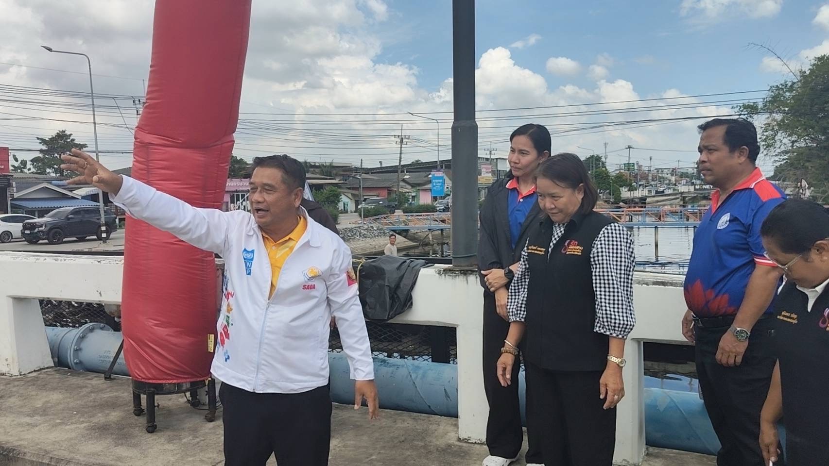 ปทุมธานี เร่งฉีดน้ำอีเอ็มและโยนอีเอ็มบอลบำบัดน้ำเน่าเสียหลังส่งกลิ่นเหม็นมานานกว่าเดือน