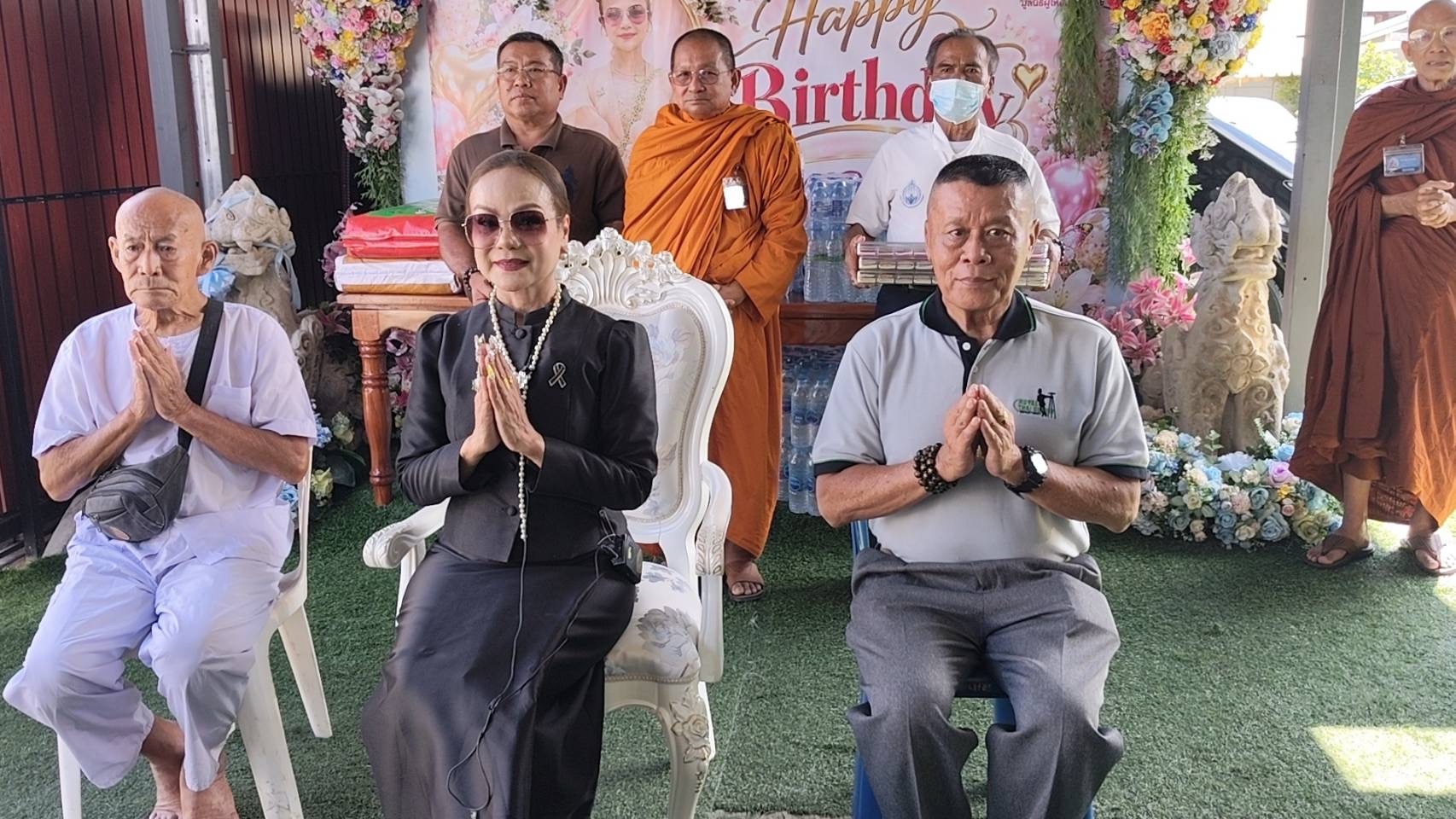 ปทุมธานี ผอ.ฟ้า เตือนมิจฉาชีพอย่าหาทำหลังมีเงินบริจาคลุงโยธินแสนกว่าบาทเตรียมดำเนินคดีถึงที่สุดกับมิจฉาชีพอ้างเป็นลูกของลุงโยธินโทรขอเงินหลายสิบสายแล้ว